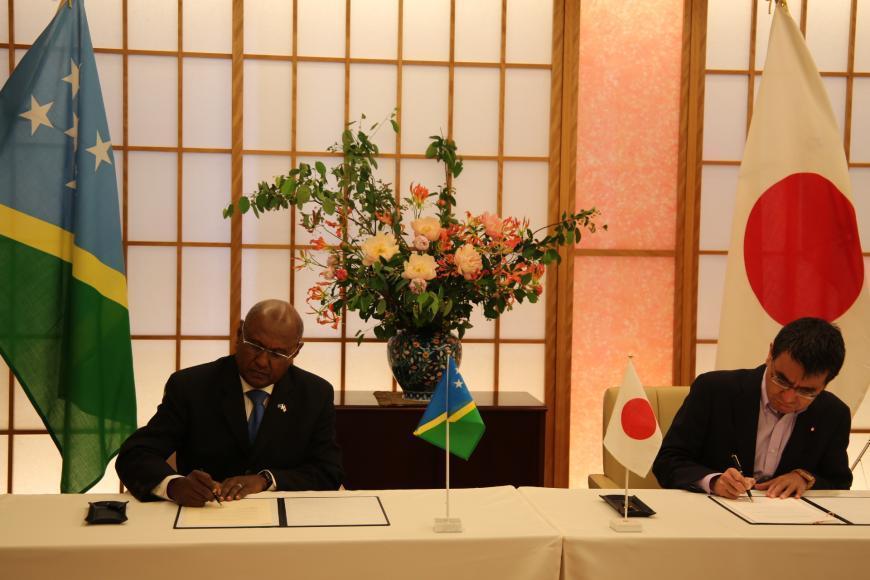 Minister Kono and Foreign Minister Tozaka during the signing ceremony
