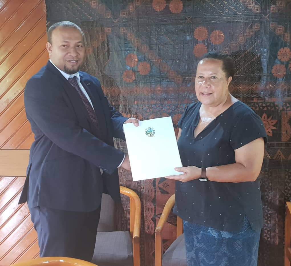 H.E. William Soaki presents his credential to PIFS General Secretary, H.E. Dame Meg Taylor