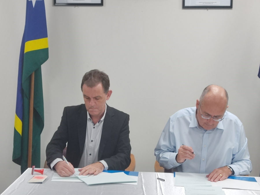 Commissioner of Lands, Alan Mcneil and Australia’s High Commissioner to Solomon Islands Dr Lachlan Strahan signing the MOU last week.