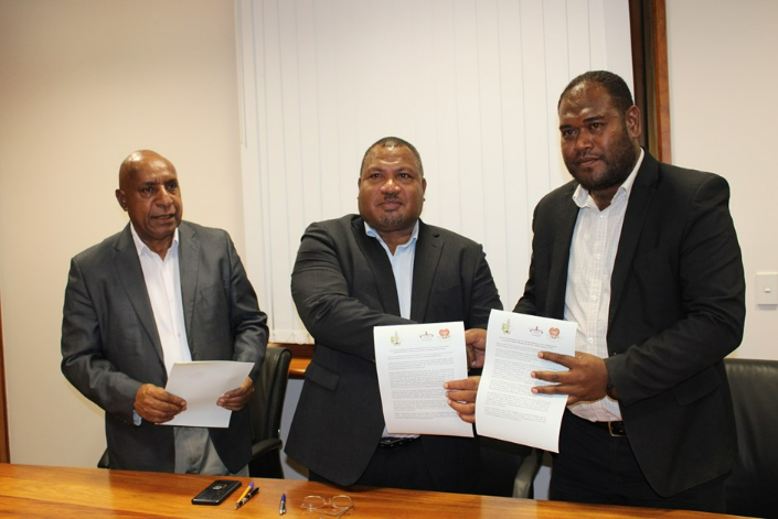 Chief Secretary of the Autonomous Bougainville Government, Shadrach Himata (Centre) exchanging notes with the Director of External Trade in the Ministry of Foreign Affairs and External Trade, George Tuti. Witnessing the occasion is Papua New Guinea’s High Commissioner to the Solomon Islands, Moses Kaul.