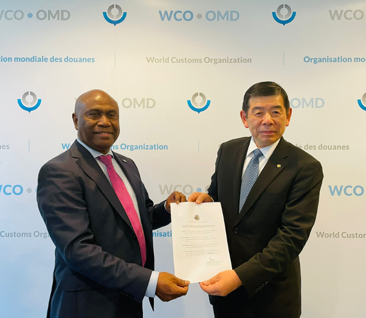 Ambassador H.E Mr Moses K. Mose, and the WCO Secretary-General Dr. Kunio Mikuriya at the symbolic handing-over ceremony of Solomon Islands instrument of accession, at the WCO Headquarters in Brussels