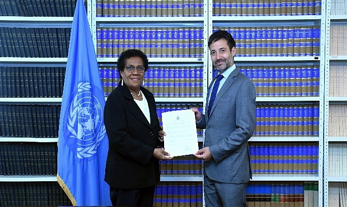 Ambassador & Permanent Representative of Solomon Islands to the United Nations, H.E Mrs. Jane Mugafalu Kabui Waetara and Mr. David Nanopoulos, Chief of the United Nations Treaty Office during the deposit ceremony. 