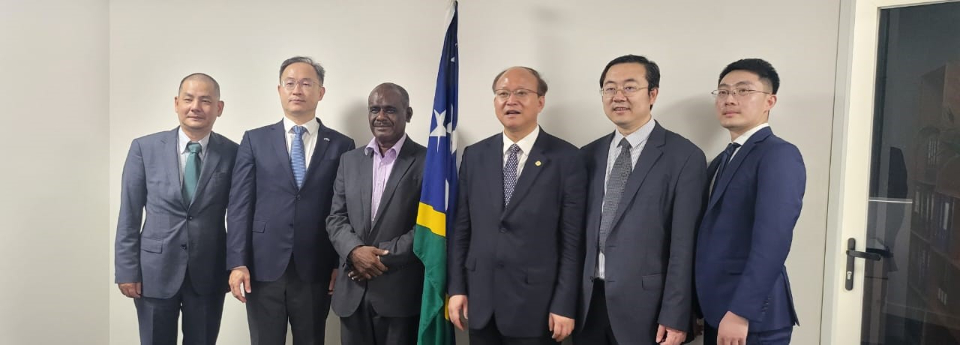 Minister of Foreign Affairs and External Trade, Hon. Jeremiah Manele with the Vice-chairman of the China Council for the Promotion of International Trade (CCPIT) Chen Jian’an and his delegation