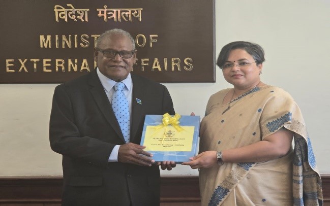 H.E Anthony Makabo presenting a gift to Joint Secretary Oceania Territorial Division Ms. Paramita Tripathi
