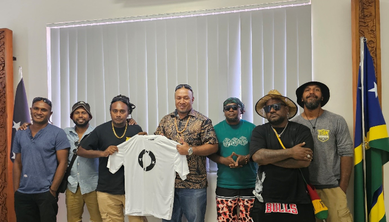 Solomon Islands High Commissioner to Papua New Guinea, His Excellency William Soaki with the legendary Onetox band.