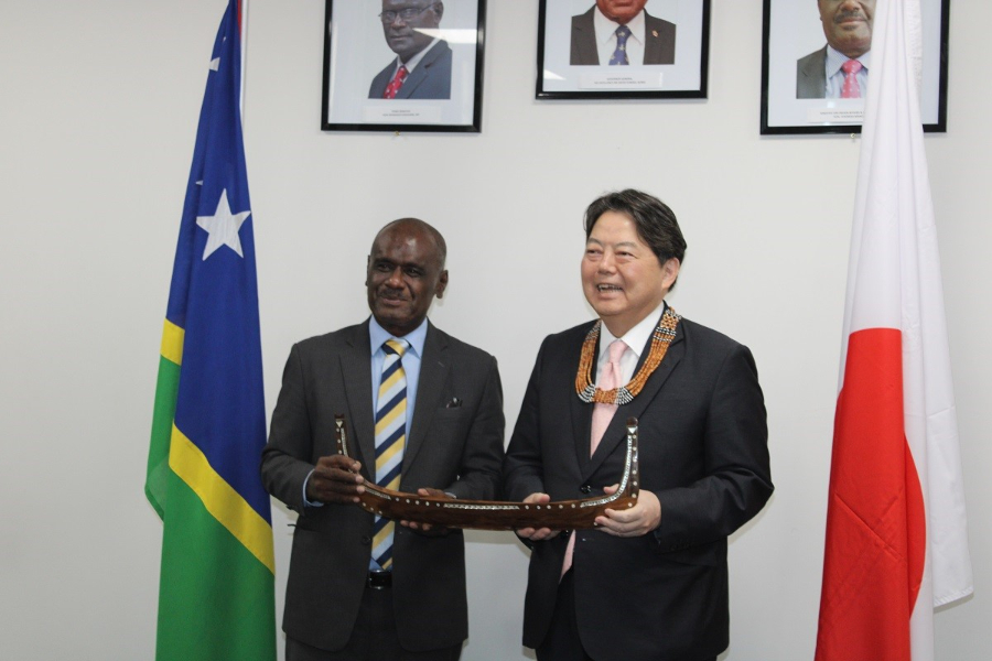 Japan’s Minister of Foreign Affairs, Mr. Hayashi Yoshimasa receiving a traditional gift from his Solomon Islands counterpart, Hon. Jeremiah Manele after their bilateral discussions on Sunday